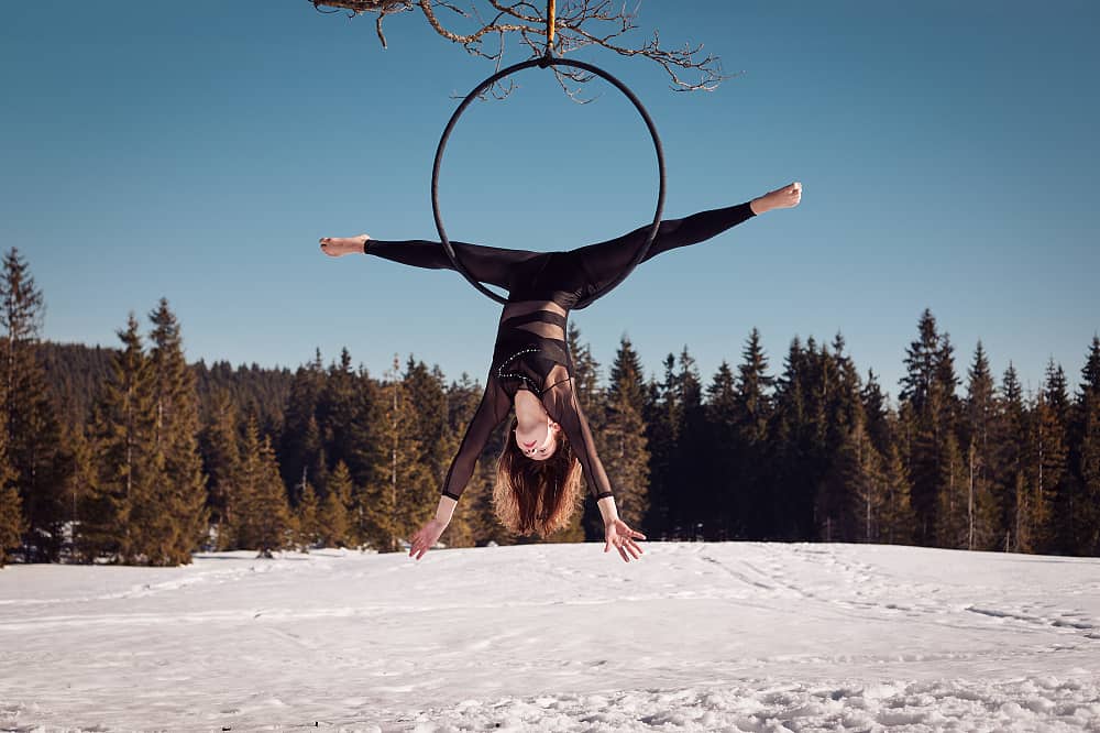 21. 9. • VYZKOUŠEJ SI! – UKÁZKOVÁ LEKCE LÉTACÍ JÓGY A AERIAL HOOP ZDARMA – před začátkem podzimních kurzů